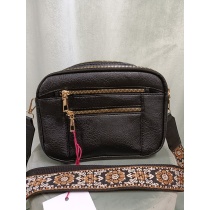 Must crossbody‑käekott kuldsete lukkude ja mustrilise rihmaga